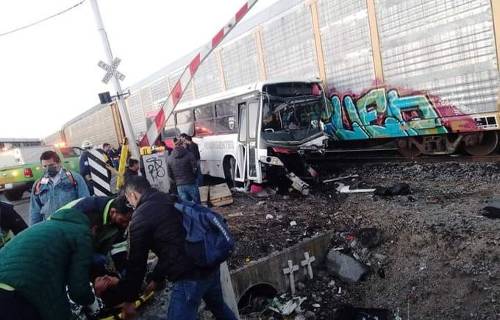 Choca autobús contra el tren en la Toluca-Ixtlahuaca; hay muertos y lesionados